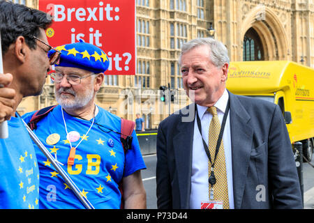 Westminster, Londres, 4 juillet 2018. Par les pairs libéraux démocrates Seigneur Wrigglesworth vient à discuter avec les manifestants européens Pro. SODEM, Stand de défi mouvement européen anti-Brexit quotidien de protestation devant le Parlement de Westminster. Credit : Imageplotter News et Sports/Alamy Live News Banque D'Images