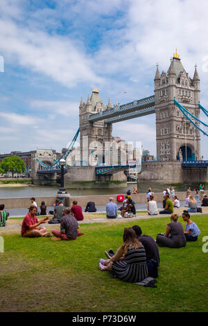 Londres, Angleterre. 4e juillet 2018. Les touristes et les employés de bureau Profitez de l'heure du déjeuner près de London's Tower Bridge sur une autre journée très chaude. La canicule actuelle va continuer. ©Tim Ring/Alamy Live News Banque D'Images