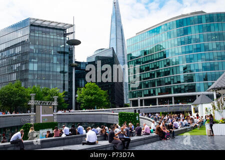 Les employés de bureau Profitez d'un déjeuner en plein air près de London's Tower Bridge sur une autre journée très chaude. La canicule actuelle va continuer. ©Tim Ring/Alamy Live News Banque D'Images