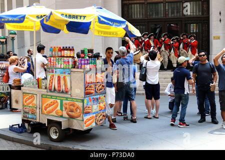 New York, NY, USA. 4e. Jul, 2018. Un Fife and Drum Corps effectue sur Wall Street en face de la Bourse de New York à la la quatrième de juillet, fête qui est également connu sous le nom de Jour de l'indépendance. Date de l'indépendance commémore la signature et l'adoption de la Déclaration d'indépendance le 4 juillet 1776, qui a donné l'indépendance des colonies. Les New-yorkais et les visiteurs de la ville se sont rendus à la 9/11 Memorial et Wall Street dans le Lower Manhattan dans la célébration de la 242ème anniversaire de la 4e. Juillet, 2018. © 2018 Ronald G. Lopez/DigiPixsAgain.us/Alamy Live News Banque D'Images