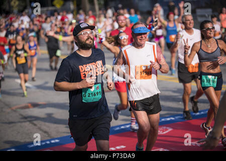 Coureurs ont participé au 49e course AJC Peachtree Street à Atlanta. La tradition annuelle qui a lieu le 4 juillet est le plus important, 10 000 dans le monde. 3 juillet, 2018. Crédit : Steve Eberhardt/ZUMA/Alamy Fil Live News Banque D'Images