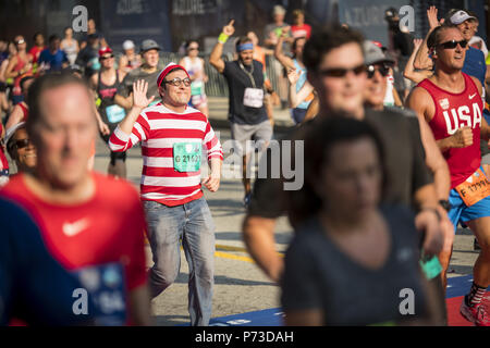 Coureurs ont participé au 49e course AJC Peachtree Street à Atlanta. La tradition annuelle qui a lieu le 4 juillet est le plus important, 10 000 dans le monde. 3 juillet, 2018. Crédit : Steve Eberhardt/ZUMA/Alamy Fil Live News Banque D'Images