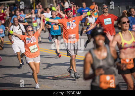 Coureurs ont participé au 49e course AJC Peachtree Street à Atlanta. La tradition annuelle qui a lieu le 4 juillet est le plus important, 10 000 dans le monde. 3 juillet, 2018. Crédit : Steve Eberhardt/ZUMA/Alamy Fil Live News Banque D'Images