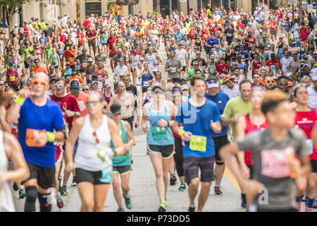 Coureurs ont participé au 49e course AJC Peachtree Street à Atlanta. La tradition annuelle qui a lieu le 4 juillet est le plus important, 10 000 dans le monde. 3 juillet, 2018. Crédit : Steve Eberhardt/ZUMA/Alamy Fil Live News Banque D'Images