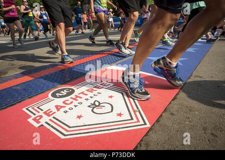 Coureurs ont participé au 49e course AJC Peachtree Street à Atlanta. La tradition annuelle qui a lieu le 4 juillet est le plus important, 10 000 dans le monde. 4 juillet, 2018. Crédit : Steve Eberhardt/ZUMA/Alamy Fil Live News Banque D'Images