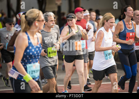 Coureurs ont participé au 49e course AJC Peachtree Street à Atlanta. La tradition annuelle qui a lieu le 4 juillet est le plus important, 10 000 dans le monde. 3 juillet, 2018. Crédit : Steve Eberhardt/ZUMA/Alamy Fil Live News Banque D'Images