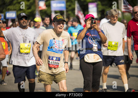 Coureurs ont participé au 49e course AJC Peachtree Street à Atlanta. La tradition annuelle qui a lieu le 4 juillet est le plus important, 10 000 dans le monde. 3 juillet, 2018. Crédit : Steve Eberhardt/ZUMA/Alamy Fil Live News Banque D'Images