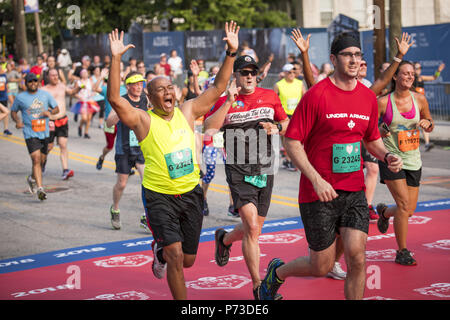 Coureurs ont participé au 49e course AJC Peachtree Street à Atlanta. La tradition annuelle qui a lieu le 4 juillet est le plus important, 10 000 dans le monde. 3 juillet, 2018. Crédit : Steve Eberhardt/ZUMA/Alamy Fil Live News Banque D'Images