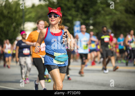 Coureurs ont participé au 49e course AJC Peachtree Street à Atlanta. La tradition annuelle qui a lieu le 4 juillet est le plus important, 10 000 dans le monde. 3 juillet, 2018. Crédit : Steve Eberhardt/ZUMA/Alamy Fil Live News Banque D'Images