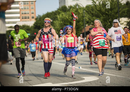 Coureurs ont participé au 49e course AJC Peachtree Street à Atlanta. La tradition annuelle qui a lieu le 4 juillet est le plus important, 10 000 dans le monde. 3 juillet, 2018. Crédit : Steve Eberhardt/ZUMA/Alamy Fil Live News Banque D'Images