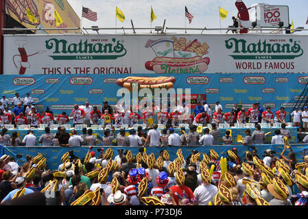 New York, États-Unis. 4e juillet 2018. Joey Chestnut participe à l'assemblée annuelle de Nathan's Hot Dog Eating Contest le 4 juillet, 2018 Brooklyn, New York. Crédit : Erik Pendzich/Alamy Live News Banque D'Images