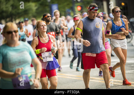 Coureurs ont participé au 49e course AJC Peachtree Street à Atlanta. La tradition annuelle qui a lieu le 4 juillet est le plus important, 10 000 dans le monde. 3 juillet, 2018. Crédit : Steve Eberhardt/ZUMA/Alamy Fil Live News Banque D'Images