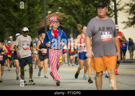 Coureurs ont participé au 49e course AJC Peachtree Street à Atlanta. La tradition annuelle qui a lieu le 4 juillet est le plus important, 10 000 dans le monde. 3 juillet, 2018. Crédit : Steve Eberhardt/ZUMA/Alamy Fil Live News Banque D'Images