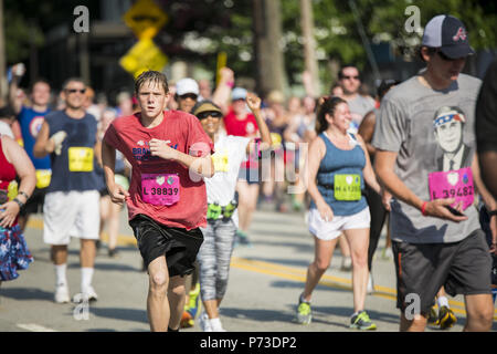 Coureurs ont participé au 49e course AJC Peachtree Street à Atlanta. La tradition annuelle qui a lieu le 4 juillet est le plus important, 10 000 dans le monde. 3 juillet, 2018. Crédit : Steve Eberhardt/ZUMA/Alamy Fil Live News Banque D'Images