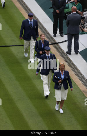 Londres, Royaume-Uni. 4 juillet 2018, l'All England Lawn Tennis et croquet Club, Londres, Angleterre ; le tennis de Wimbledon, Jour 3-lignes ; les gens sont modifiées sur le crédit de la cour : Action Plus Sport Images/Alamy Live News Banque D'Images