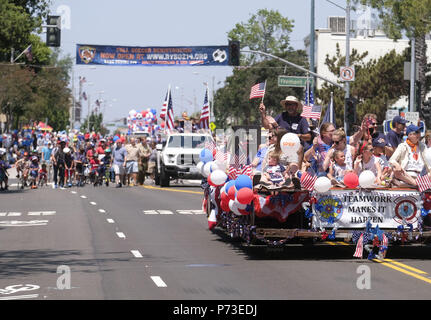 Los Angeles, Californie, USA. 4 juillet, 2018. Les participants au cours de la 4ème mars Parade de juillet à South Pasadena, Californie le 4 juillet 2018. Ringo : crédit Chiu/ZUMA/Alamy Fil Live News Banque D'Images