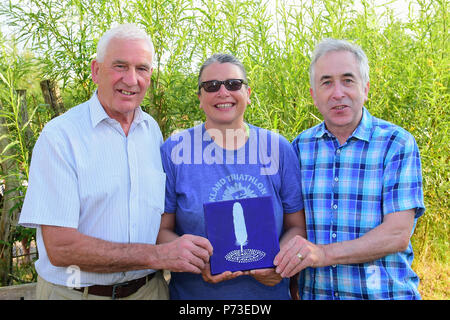 Comté de Tyrone, UK. 4 juillet, 2018. An Creagán Self Manager John Donaghy avec Chas Jewett, Cheyenne River Sioux Tribe et Comité permanent de l'eau de roche de Dakota protecteur et sauver notre président Sperrins Cormac McAleer. CountyTyrone : UK:4 Juillet 2018 Crédit : Mark Winter/Alamy Live News Banque D'Images