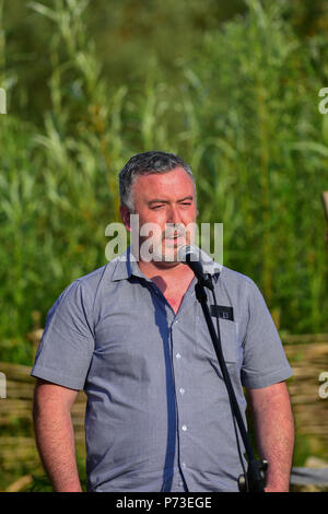 Comté de Tyrone, UK. 4 juillet, 2018. Sauver nos locaux militant Sperrins Sean Tracey parle aux membres de groupes militants se sont réunis les membres de la communauté et de la lutte contre le projet de destruction de la montagnes Sperrin, dans le comté de Tyrone.County Tyrone : UK:4 Juillet 2018 Crédit : Mark Winter/Alamy Live News Banque D'Images