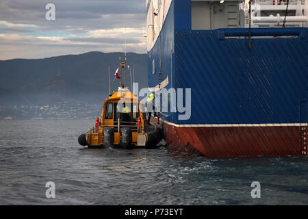 Photo par Tim Cuff - 15 juin 2018 - Un pilote maritime monte sur Tokatu bateaux de pêche, Port Nelson, Nouvelle-Zélande Banque D'Images