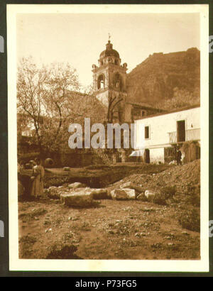 Italiano : Wilhelm Von Gloeden (1856-1931), Lavori di costruzione di Villa San Giorgio, nel 1907, un fianco della Chiesa di San Pancrazio a Taormina. Sul retro appare la scritta 'Route Can.....". Datata 8-9-1912. Numéro de catalogue : 2643. Anglais : Wilhelm Von Gloeden (1856-1931), construction de Villa San Giorgio, en 1907, sous l'église San Pancrazio de Taormina. Sur le dos quelqu'un gribouillé : 'Route Can.....". En date du 8 septembre 1912. Photographie Numéro : 2643. . Vers 1900. 1907, date de la construction de la villa. L'impression est datée du 8 septembre 1912. 130 Wilhelm Von Gloeden, (1856-1931) - n Banque D'Images