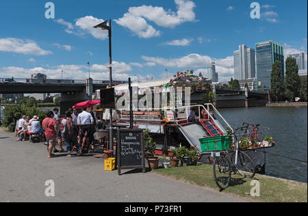 Les clients en face de l'Food flottant sur la rivière Main, Francfort, Allemagne Banque D'Images