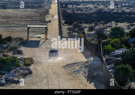 US Border Patrol véhicule à proximité de l'atterrissage en acier mat' 'clôture près de Jacumba en Californie, à la recherche, de l'est remarque structure d'ombrage sur la gauche construit de CBP véhicule. Banque D'Images