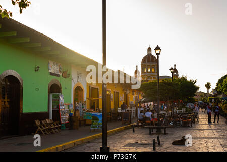 Granada, Nicaragua. Le 7 février 2018. Une ligne de restaurants, les guides touristiques, et les artistes derrière la Cathédrale de Grenade, un hotspot touristique typique Banque D'Images