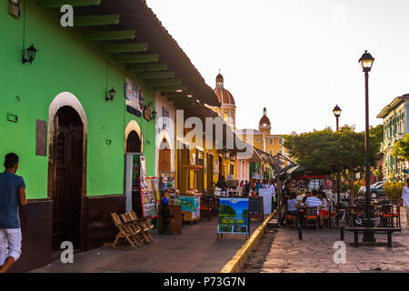 Granada, Nicaragua. Le 7 février 2018. Une ligne de restaurants, les guides touristiques, et les artistes derrière la Cathédrale de Grenade, un hotspot touristique typique Banque D'Images