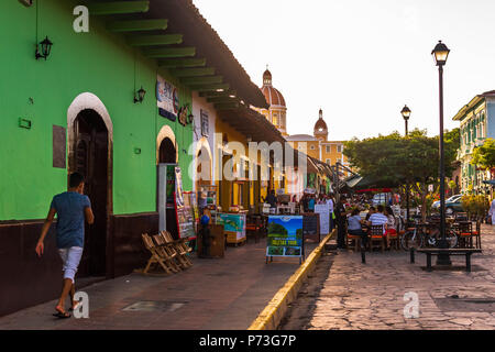 Granada, Nicaragua. Le 7 février 2018. Une ligne de restaurants, les guides touristiques, et les artistes derrière la Cathédrale de Grenade, un hotspot touristique typique Banque D'Images