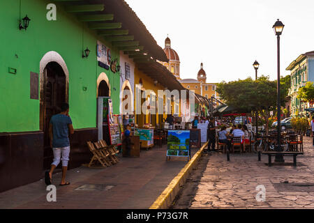 Granada, Nicaragua. Le 7 février 2018. Une ligne de restaurants, les guides touristiques, et les artistes derrière la Cathédrale de Grenade, un hotspot touristique typique Banque D'Images