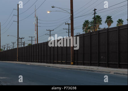 United States Frontière, barrière piétonne, à l'Est de port d'entrée au centre-ville de Calexico en Californie, avril 2018 Banque D'Images