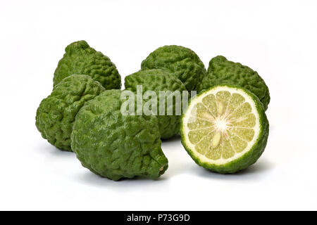 Les limes, bergamote fruits sur fond blanc Banque D'Images