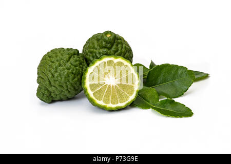 Fruits de bergamote et de feuilles de kaffir lime vert pour les produits à base de plantes sur fond blanc Banque D'Images