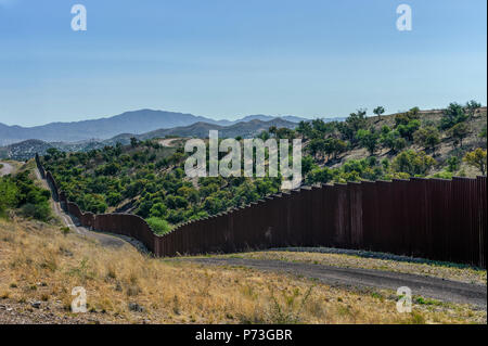 United States Frontière, barrière piétonne, juste à l'ouest de Nogales, Arizona vu de côté US, à la sud-est vers Nogales, 12 avril, 2018 Banque D'Images