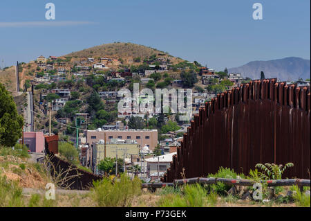 United States Frontière, barrière piétonne, à l'est du côté des États-Unis, montrant Nogales Sonora au Mexique sur la colline. 12 avril 2018 Banque D'Images