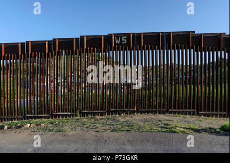 United States Frontière, barrière piétonne, à l'ouest de Nogales, Arizona vu de côté US, Nogales Sonora Mexique visible au-delà de clôture, Avril, 2018 Banque D'Images