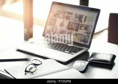 Lieu de travail confortable. Close-up of confortable espace de travail de bureau avec table en bois et un coffre allongé sur elle, Selective focus Banque D'Images