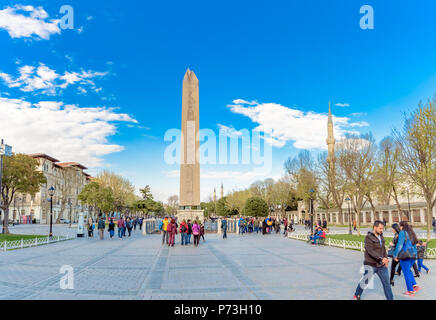 Obélisque de Théodose ou obélisque égyptien dans l'ancien hippodrome près de Sultanahmet, la Mosquée Bleue à Istanbul, Turquie.09 Avril 2017 Banque D'Images