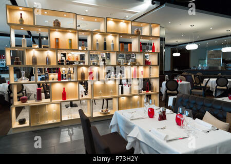 Étagère en bois Restaurant mur de séparation avec une décoration aux couleurs claires Banque D'Images