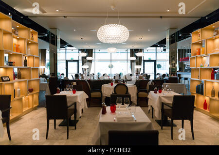 Rouge, blanc et brun Restaurant Décoration d'intérieur avec étagères en bois Banque D'Images