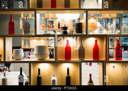 Étagère en bois Restaurant mur de séparation avec une décoration aux couleurs claires Banque D'Images