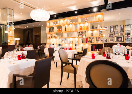 Rouge, blanc et brun Restaurant Décoration d'intérieur avec un éclairage lumineux Banque D'Images