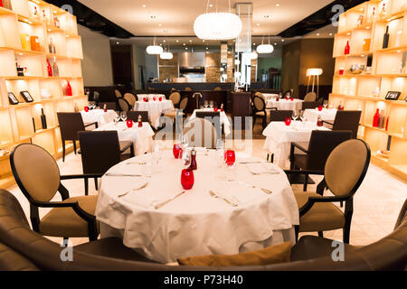 Table ronde avec restaurant rouge, blanc et brun Décoration Banque D'Images