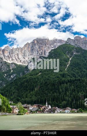 Dolomites, le lac d'Alleghe et montagne Civetta Banque D'Images