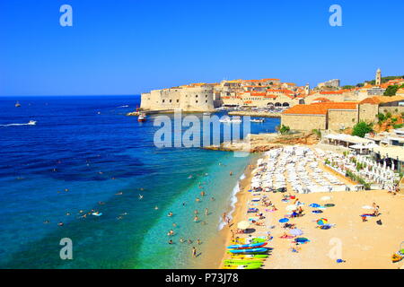 Dubrovnik avec célèbre plage Banje, la Croatie Banque D'Images