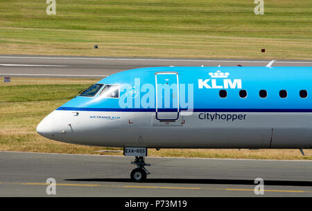 Embraer 190 KLM Cityhopper roulement au décollage à l'aéroport de Birmingham, UK (PH-EXA) Banque D'Images