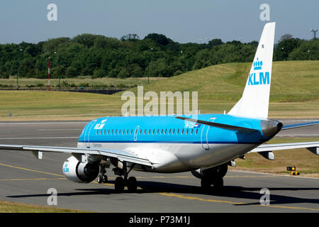 Embraer 190 KLM Cityhopper roulement au décollage à l'aéroport de Birmingham, UK (PH-EXA) Banque D'Images