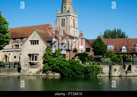 Vue sur la Tamise vers l'Église Sainte-hélène, Abingdon-on-Thames, Oxfordshire, England, UK Banque D'Images