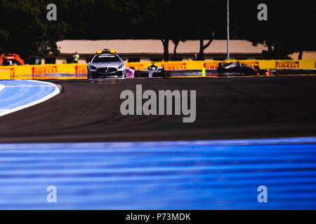 La Mercedes AMG Mercedes conduit la voiture de sécurité, Lewis Hamilton, pilote automobile au 2018 Grand Prix de France. Crédit : Sergey Savrassov Spacesuit / Médias. Banque D'Images