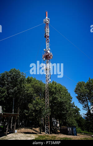 Grand tour de télécommunications et d'un four micro-ondes prise au Mont St Vincent, Bourgogne, France, le 26 juin 2018 Banque D'Images